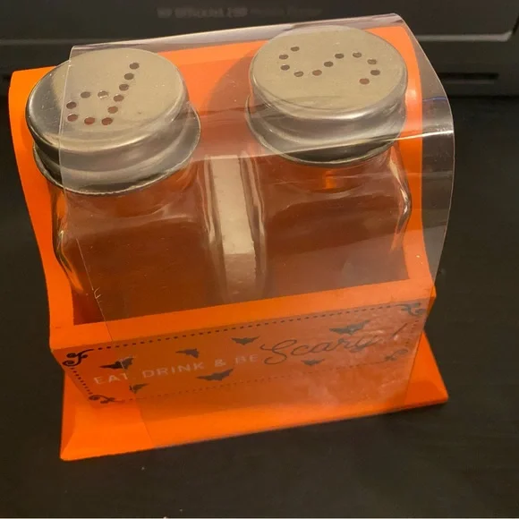 LAST ONE FIRST OFFER GETS IT Cute Halloween Salt and Pepper Shakers - Picture 2 of 2